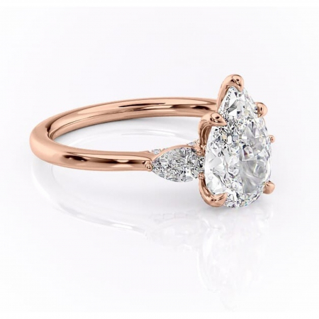 18K - Inel de logodnă Matilda din aur Rose 18kt cu moissanite tăietură pară – Montură cu trei pietre rafinată pentru profil înalt | Personalizează și configurează gratuit online