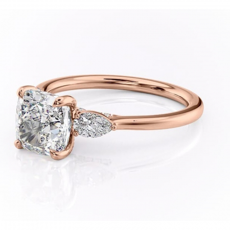 Inel de logodnă Matilda din aur Rose 18kt cu moissanite tăietură pernă – Montură cu trei pietre rafinată pentru profil înalt | Personalizează și configurează gratuit online [6]