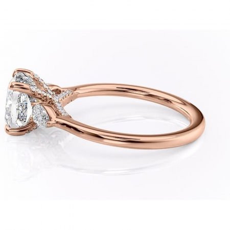 Inel de logodnă Matilda din aur Rose 18kt cu moissanite tăietură pernă – Montură cu trei pietre rafinată pentru profil înalt | Personalizează și configurează gratuit online [5]