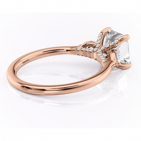 Inel de logodnă Matilda din aur Rose 18kt cu moissanite tăietură princess – Montură cu trei pietre rafinată pentru profil înalt | Personalizează și configurează gratuit online [2]