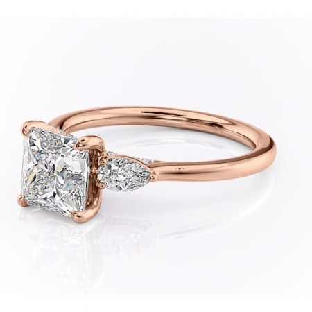 Inel de logodnă Matilda din aur Rose 18kt cu moissanite tăietură princess – Montură cu trei pietre rafinată pentru profil înalt | Personalizează și configurează gratuit online [6]