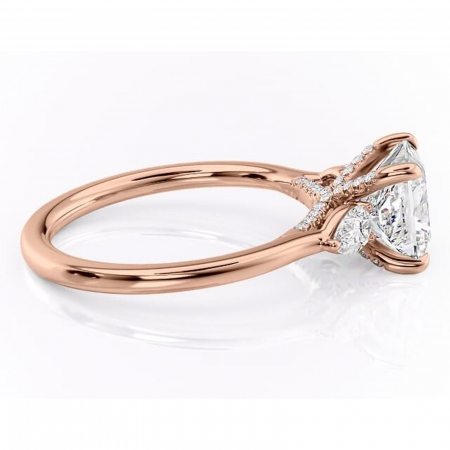 Inel de logodnă Matilda din aur Rose 18kt cu moissanite tăietură princess – Montură cu trei pietre rafinată pentru profil înalt | Personalizează și configurează gratuit online [1]