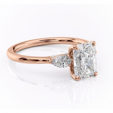 18K - Inel de logodnă Matilda din aur Rose 18kt cu moissanite tăietură radiantă – Montură cu trei pietre rafinată pentru profil înalt | Personalizează și configurează gratuit online