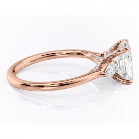 Inel de logodnă Matilda din aur Rose 14kt cu moissanite tăietură radiantă – Montură cu trei pietre rafinată pentru profil înalt | Personalizează și configurează gratuit online [1]