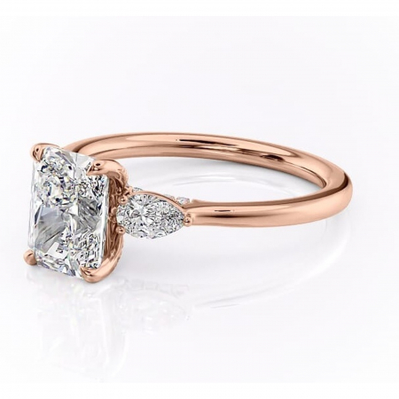 Inel de logodnă Matilda din aur Rose 14kt cu moissanite tăietură radiantă – Montură cu trei pietre rafinată pentru profil înalt | Personalizează și configurează gratuit online [6]