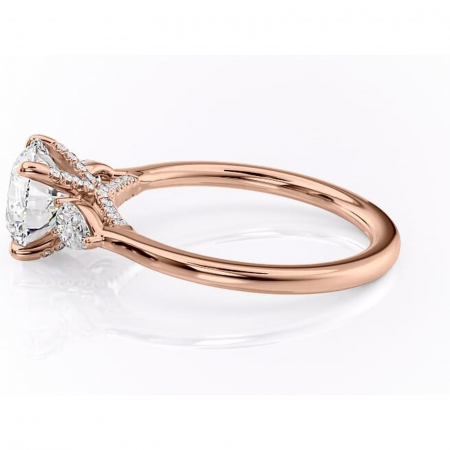 Inel de logodnă Matilda din aur Rose 14kt cu moissanite tăietură rotundă – Montură cu trei pietre rafinată pentru profil înalt | Personalizează și configurează gratuit online [5]