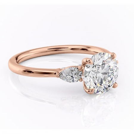 Aur roz - Inel de logodnă Matilda din aur Rose 14kt cu moissanite tăietură rotundă – Montură cu trei pietre rafinată pentru profil înalt | Personalizează și configurează gratuit online