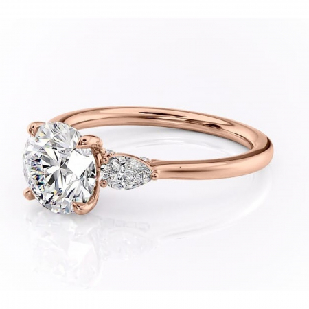 Inel de logodnă Matilda din aur Rose 14kt cu moissanite tăietură rotundă – Montură cu trei pietre rafinată pentru profil înalt | Personalizează și configurează gratuit online [6]