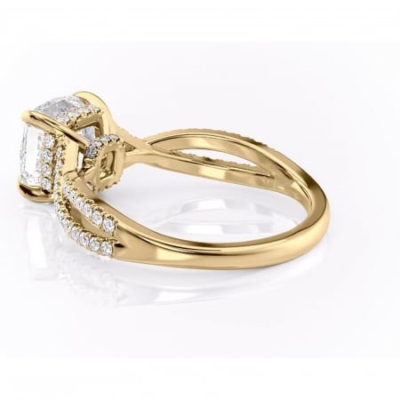 Inel de logodnă Meadow din aur Galben 14kt cu moissanite tăietură pernă – Montură pavé rafinată pentru profil mediu | Personalizează și configurează gratuit online [4]