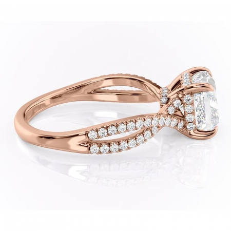 Inel de logodnă Meadow din aur Rose 18kt cu moissanite tăietură pernă – Montură pavé rafinată pentru profil mediu | Personalizează și configurează gratuit online [1]