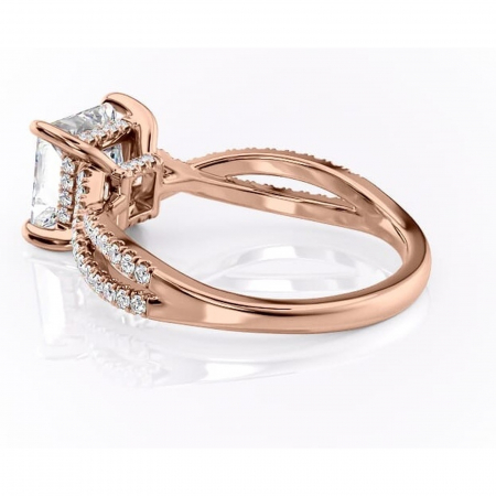 Inel de logodnă Meadow din aur Rose 18kt cu moissanite tăietură princess – Montură pavé rafinată pentru profil mediu | Personalizează și configurează gratuit online [4]