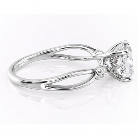 Inel de logodnă Mirabel din aur Alb 18kt cu moissanite tăietură pernă – Pietre laterale rafinată pentru profil mediu | Personalizează și configurează gratuit online [1]