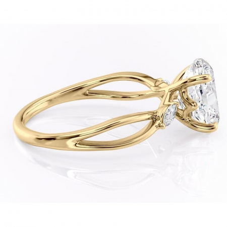 Inel de logodnă Mirabel din aur Galben 18kt cu moissanite tăietură ovală – Pietre laterale rafinată pentru profil mediu | Personalizează și configurează gratuit online [1]