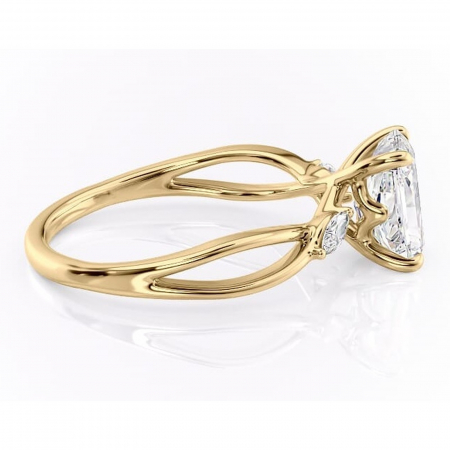 Inel de logodnă Mirabel din aur Galben 14kt cu moissanite tăietură radiantă – Pietre laterale rafinată pentru profil mediu | Personalizează și configurează gratuit online [1]