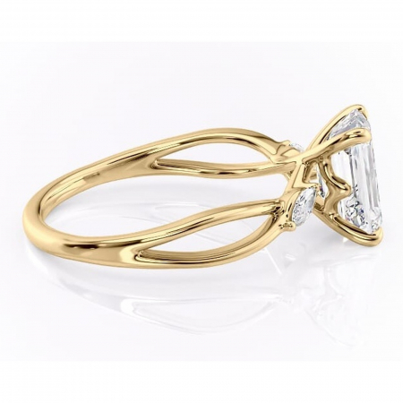 Inel de logodnă Mirabel din aur Galben 18kt cu moissanite tăietură smarald – Pietre laterale rafinată pentru profil mediu | Personalizează și configurează gratuit online [1]