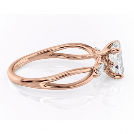Inel de logodnă Mirabel din aur Rose 14kt cu moissanite tăietură pernă – Pietre laterale rafinată pentru profil mediu | Personalizează și configurează gratuit online [1]