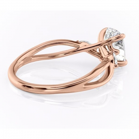 Inel de logodnă Mirabel din aur Rose 14kt cu moissanite tăietură pernă – Pietre laterale rafinată pentru profil mediu | Personalizează și configurează gratuit online [2]