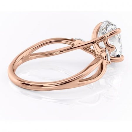 Inel de logodnă Mirabel din aur Rose 18kt cu moissanite tăietură ovală – Pietre laterale rafinată pentru profil mediu | Personalizează și configurează gratuit online [2]