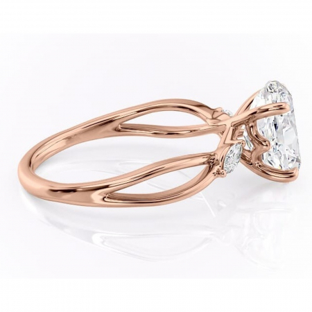 Inel de logodnă Mirabel din aur Rose 18kt cu moissanite tăietură ovală – Pietre laterale rafinată pentru profil mediu | Personalizează și configurează gratuit online [1]
