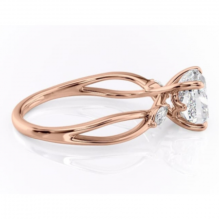 Inel de logodnă Mirabel din aur Rose 14kt cu moissanite tăietură pernă – Pietre laterale rafinată pentru profil mediu | Personalizează și configurează gratuit online [1]