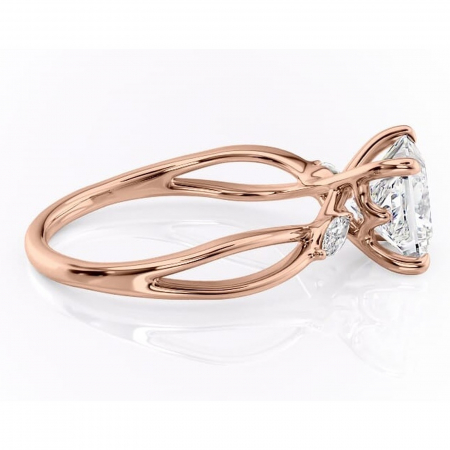 Inel de logodnă Mirabel din aur Rose 14kt cu moissanite tăietură princess – Pietre laterale rafinată pentru profil mediu | Personalizează și configurează gratuit online [1]