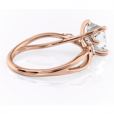 Inel de logodnă Mirabel din aur Rose 14kt cu moissanite tăietură princess – Pietre laterale rafinată pentru profil mediu | Personalizează și configurează gratuit online [2]