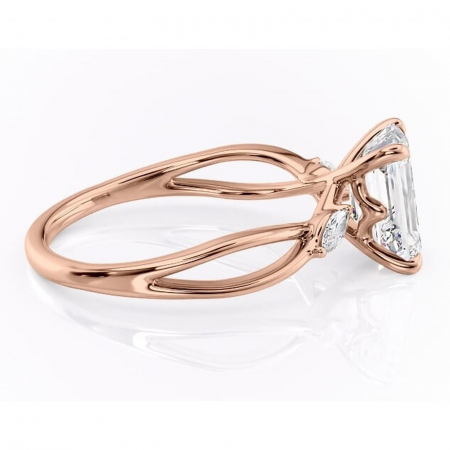 Inel de logodnă Mirabel din aur Rose 14kt cu moissanite tăietură smarald – Pietre laterale rafinată pentru profil mediu | Personalizează și configurează gratuit online [1]