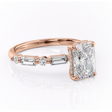 14K - Inel de logodnă Moonstone din aur Rose 14kt cu moissanite tăietură radiantă – Pietre laterale rafinată pentru profil înalt | Personalizează și configurează gratuit online