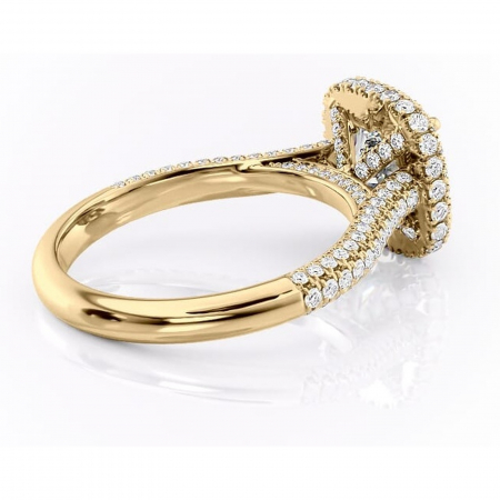 Inel de logodnă Nerina din aur Galben 18kt cu moissanite tăietură pernă – Halo rafinată pentru profil înalt | Personalizează și configurează gratuit online [2]