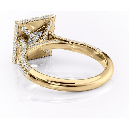 Inel de logodnă Nerina din aur Galben 14kt cu moissanite tăietură princess – Halo rafinată pentru profil înalt | Personalizează și configurează gratuit online [3]