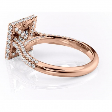 Inel de logodnă Nerina din aur Rose 18kt cu moissanite tăietură princess – Halo rafinată pentru profil înalt | Personalizează și configurează gratuit online [4]