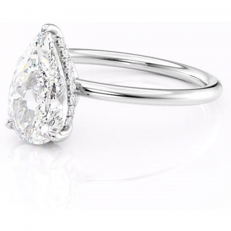 Inel de logodnă Nyla din aur Alb 14kt cu moissanite tăietură pară – Montură Kamellie joasă rafinată pentru profil jos | Personalizează și configurează gratuit online [6]