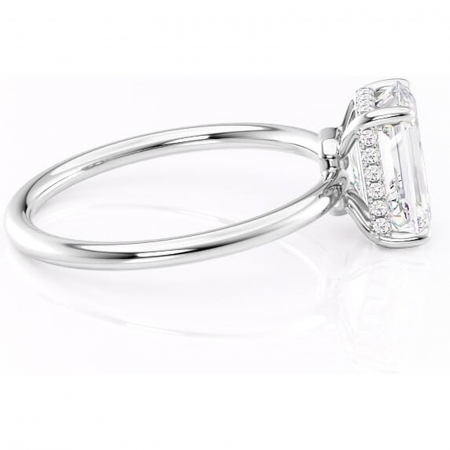 Inel de logodnă Nyla din aur Alb 14kt cu moissanite tăietură smarald – Montură Kamellie joasă rafinată pentru profil jos | Personalizează și configurează gratuit online [1]