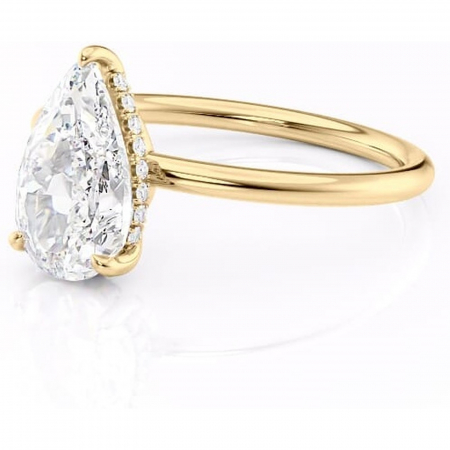 Inel de logodnă Nyla din aur Galben 18kt cu moissanite tăietură pară – Montură Kamellie joasă rafinată pentru profil jos | Personalizează și configurează gratuit online [6]