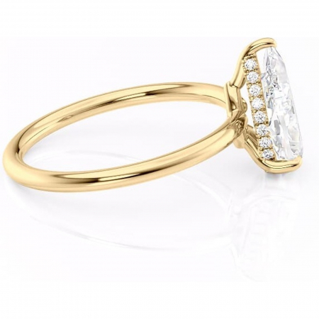 Inel de logodnă Nyla din aur Galben 18kt cu moissanite tăietură pară – Montură Kamellie joasă rafinată pentru profil jos | Personalizează și configurează gratuit online [1]