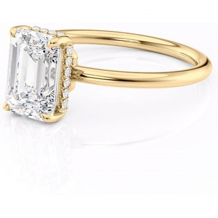 Inel de logodnă Nyla din aur Galben 14kt cu moissanite tăietură smarald – Montură Kamellie joasă rafinată pentru profil jos | Personalizează și configurează gratuit online [6]