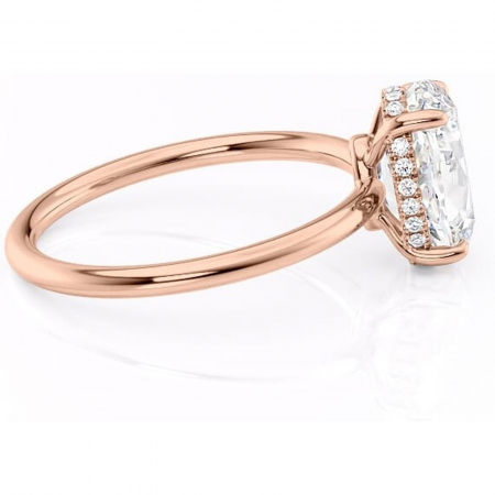 Inel de logodnă Nyla din aur Rose 14kt cu moissanite tăietură ovală – Montură Kamellie joasă rafinată pentru profil jos | Personalizează și configurează gratuit online [1]