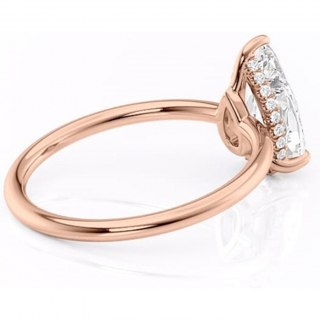 Inel de logodnă Nyla din aur Rose 18kt cu moissanite tăietură pară – Montură Kamellie joasă rafinată pentru profil jos | Personalizează și configurează gratuit online [2]