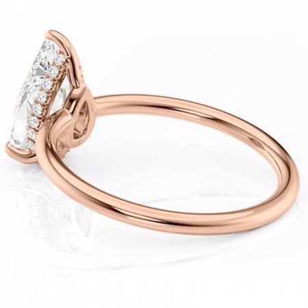 Inel de logodnă Nyla din aur Rose 18kt cu moissanite tăietură pară – Montură Kamellie joasă rafinată pentru profil jos | Personalizează și configurează gratuit online [4]