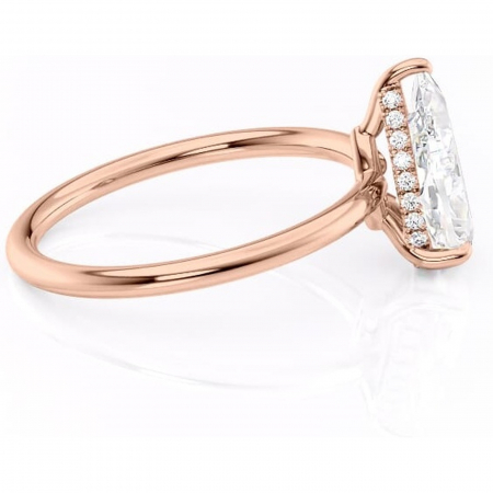 Inel de logodnă Nyla din aur Rose 18kt cu moissanite tăietură pară – Montură Kamellie joasă rafinată pentru profil jos | Personalizează și configurează gratuit online [1]