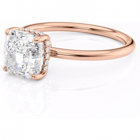 Inel de logodnă Nyla din aur Rose 18kt cu moissanite tăietură pernă – Montură Kamellie joasă rafinată pentru profil jos | Personalizează și configurează gratuit online [6]