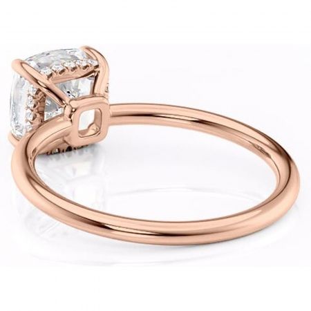 Inel de logodnă Nyla din aur Rose 18kt cu moissanite tăietură pernă – Montură Kamellie joasă rafinată pentru profil jos | Personalizează și configurează gratuit online [3]