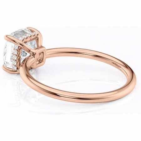 Inel de logodnă Nyla din aur Rose 18kt cu moissanite tăietură pernă – Montură Kamellie joasă rafinată pentru profil jos | Personalizează și configurează gratuit online [4]