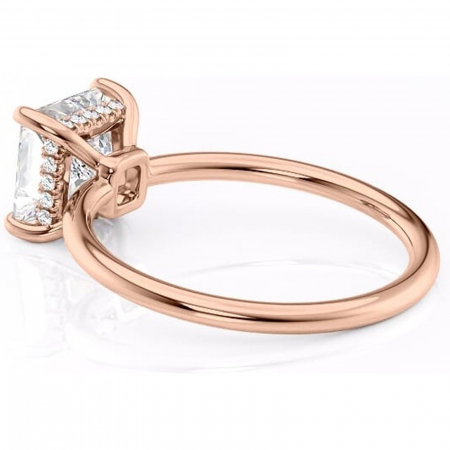 Inel de logodnă Nyla din aur Rose 14kt cu moissanite tăietură princess – Montură Kamellie joasă rafinată pentru profil jos | Personalizează și configurează gratuit online [4]