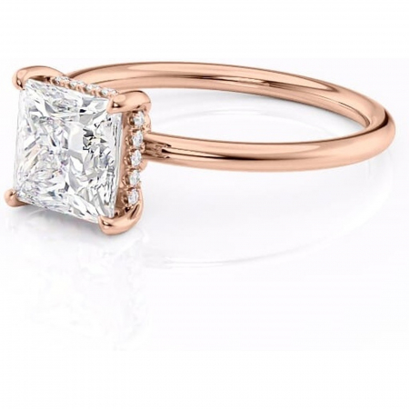 Inel de logodnă Nyla din aur Rose 14kt cu moissanite tăietură princess – Montură Kamellie joasă rafinată pentru profil jos | Personalizează și configurează gratuit online [6]