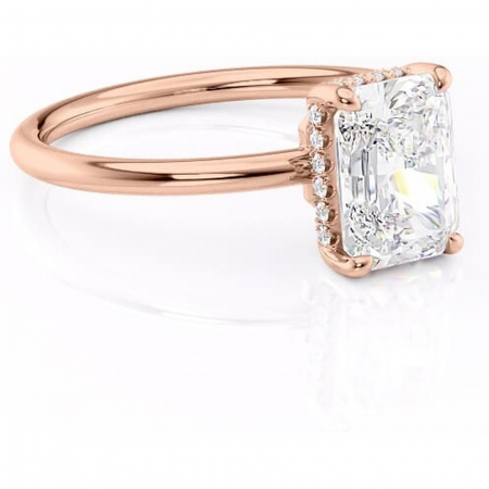 Radiantă - Inel de logodnă Nyla din aur Rose 18kt cu moissanite tăietură radiantă – Montură Kamellie joasă rafinată pentru profil jos | Personalizează și configurează gratuit online