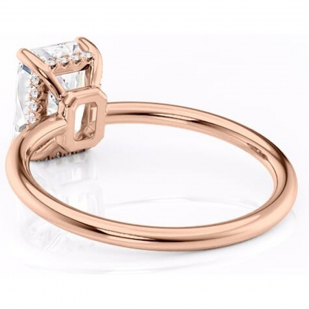 Inel de logodnă Nyla din aur Rose 14kt cu moissanite tăietură radiantă – Montură Kamellie joasă rafinată pentru profil jos | Personalizează și configurează gratuit online [3]