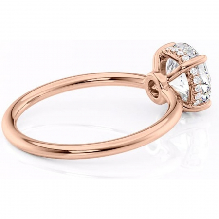 Inel de logodnă Nyla din aur Rose 14kt cu moissanite tăietură rotundă – Montură Kamellie joasă rafinată pentru profil jos | Personalizează și configurează gratuit online [2]