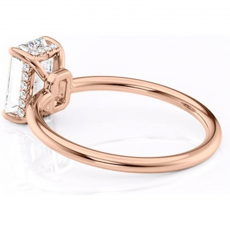 Inel de logodnă Nyla din aur Rose 14kt cu moissanite tăietură smarald – Montură Kamellie joasă rafinată pentru profil jos | Personalizează și configurează gratuit online [4]