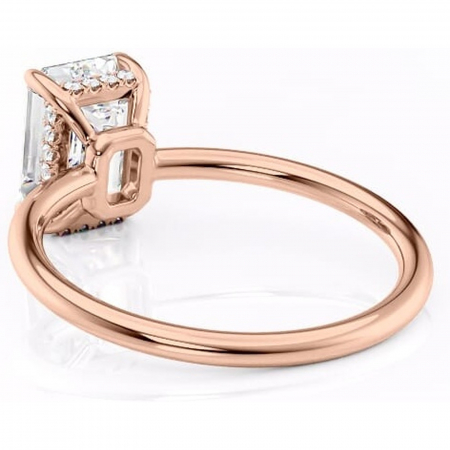 Inel de logodnă Nyla din aur Rose 14kt cu moissanite tăietură smarald – Montură Kamellie joasă rafinată pentru profil jos | Personalizează și configurează gratuit online [3]